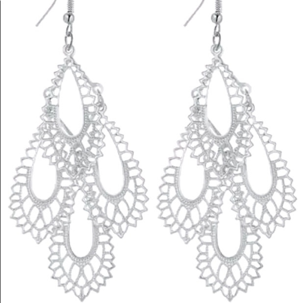 LAST 1 🚨 Silver Tear Drop Chandelier Earrings